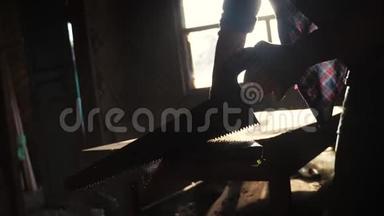 匠心手工与工艺概念慢动作视频.. 木工在车间里锯树，从一个车间里锯阳光